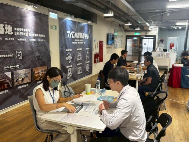 圖：114年企業媒合會活動，並於現場提供免費職涯諮詢服務