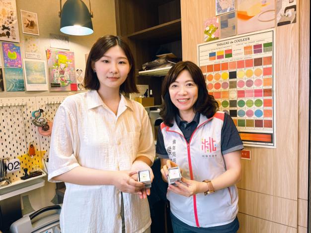 03-侯局長與平小姐手持YOLOing Glass玻璃花胸針合影