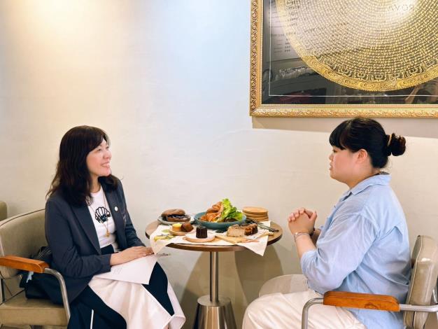 06-歐小姐向侯局長分享自己的創業故事，也介紹未來店面要推出的新產品