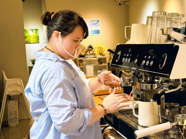 05-ROVA CAFÉ提供精品咖啡、無咖啡因飲品、甜點以及輕食，由歐小姐親自設計食譜及調製