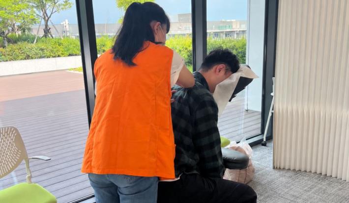 圖四在乎永續發展協會與TEL台灣合作導入視障按摩服務，協助視障按摩師進入企業職場，建立穩定就業機會。