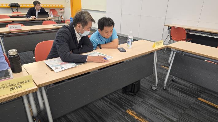 圖二新光人壽透過保險說明、核保諮詢及保單健診，與視障朋友面對面交流，降低保險資訊與溝通落差。