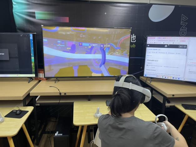 台灣盈米科技股份有限公司開發的VR遊戲《電流急急棒》,透過沉浸式互動,挑戰手眼協調與專注力