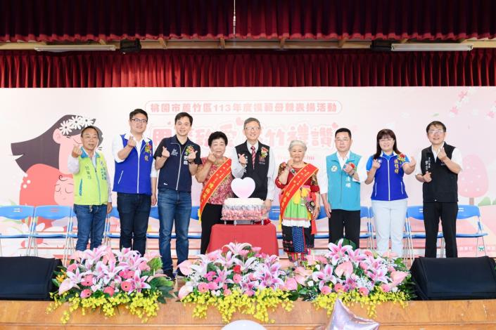 王明鉅副市長與陳楊英、林春來女士、牛煦庭委員及市議員們一起切蛋糕