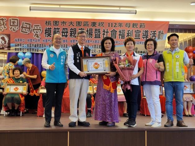 王副市長頒發模範母親獎牌