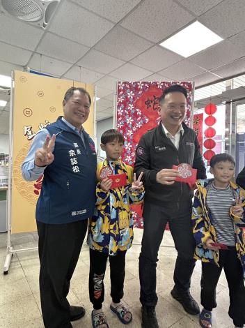 2025年蘇副市長至公所與同仁辭歲及致贈福袋活動共8張第6張