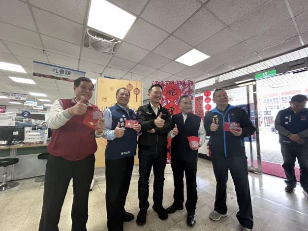 2025年蘇副市長至公所與同仁辭歲及致贈福袋活動共8張第4張