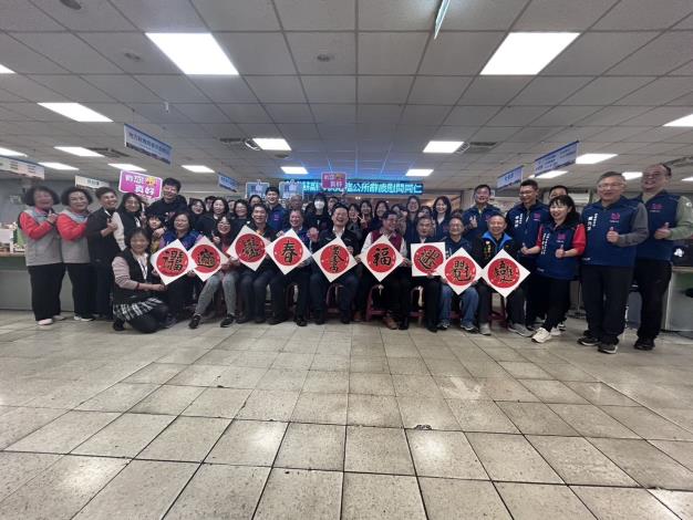 2025年蘇副市長至公所與同仁辭歲及致贈福袋活動共8張第2張