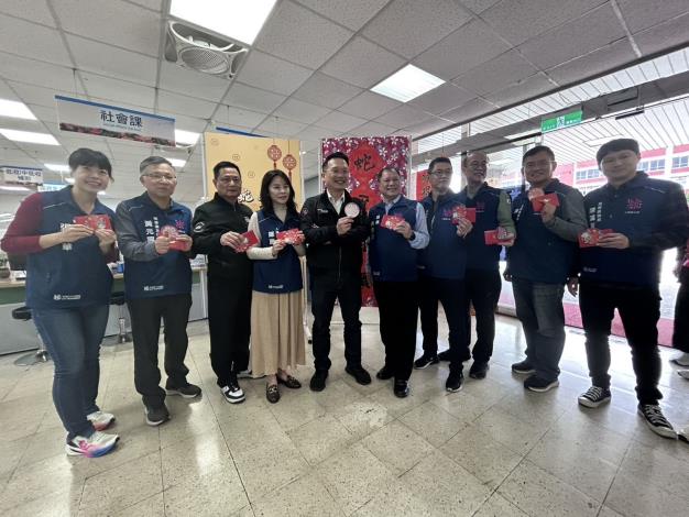 2025年蘇副市長至公所與同仁辭歲及致贈福袋活動共8張第3張