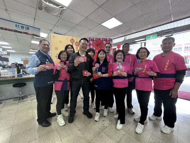 2025年蘇副市長至公所與同仁辭歲及致贈福袋活動共8張第5張