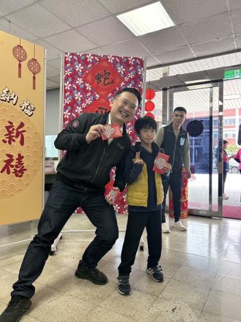 2025年蘇副市長至公所與同仁辭歲及致贈福袋活動共8張第7張