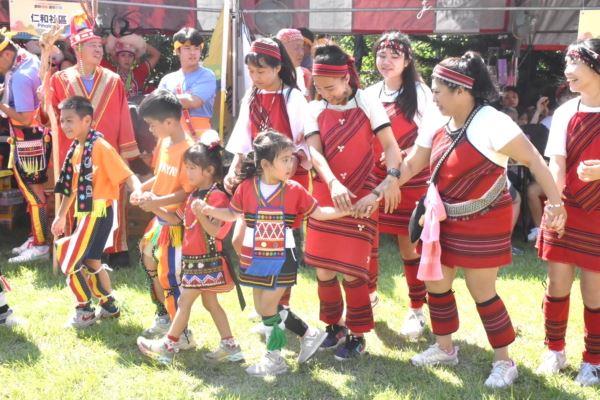 大小朋友同在一起