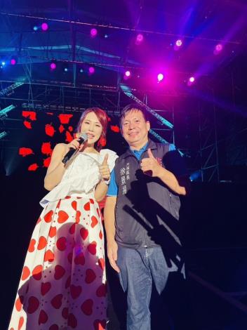 美女歌手吳申梅與區長合影留念