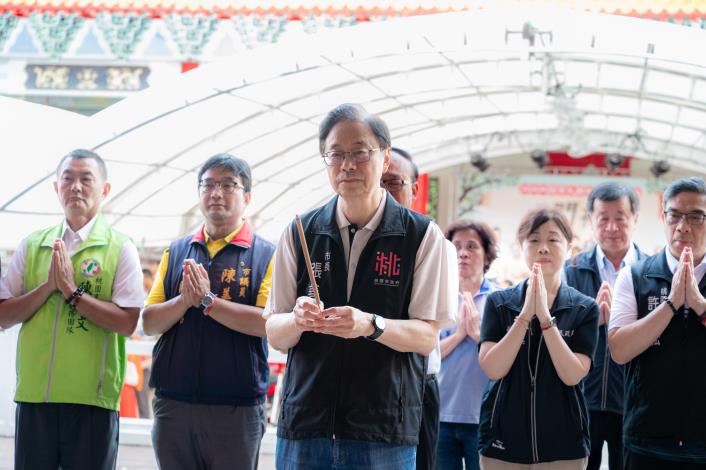 張市長擔任主祭官，帶領大眾進行祭拜儀式