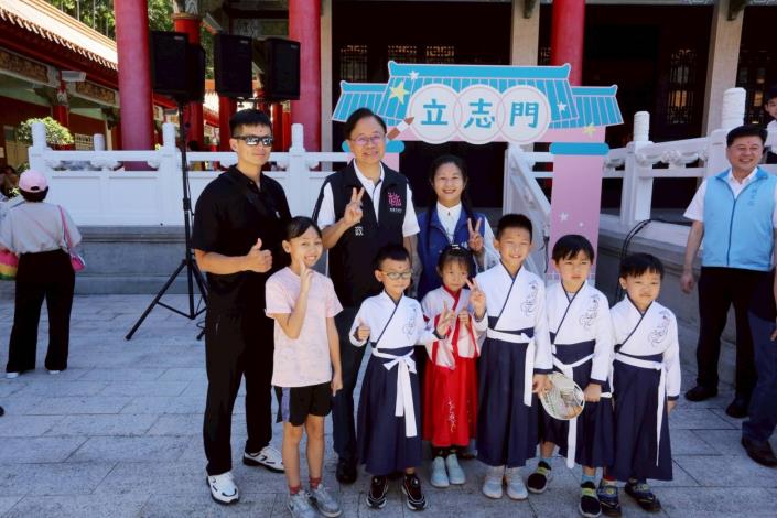 市長與參與學童合影