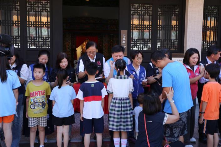 市長與與會長官幫參與學童點硃砂