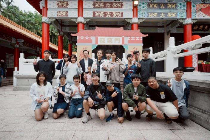 市長與參加的學子一同合照