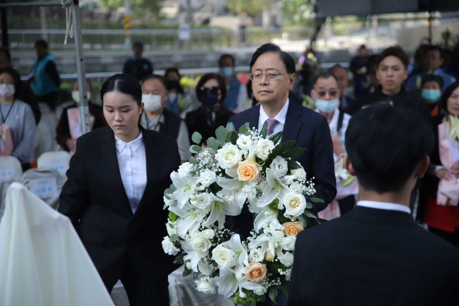 張市長率領各局處首長、地方民意代表及受難者家屬一同追思